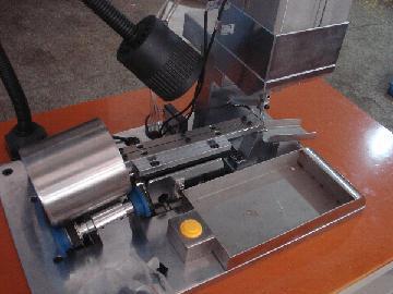 銀觸點(diǎn)半自動(dòng)鉚接機