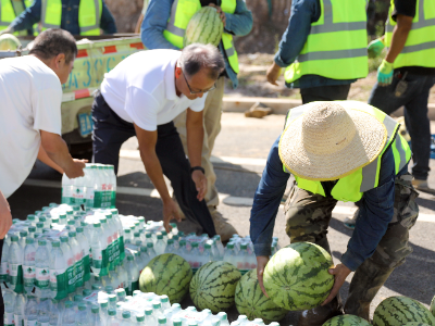 國藥天壇蘭州聯(lián)合蘭州高新區(qū)建設(shè)局為市政供電工人夏日送清涼