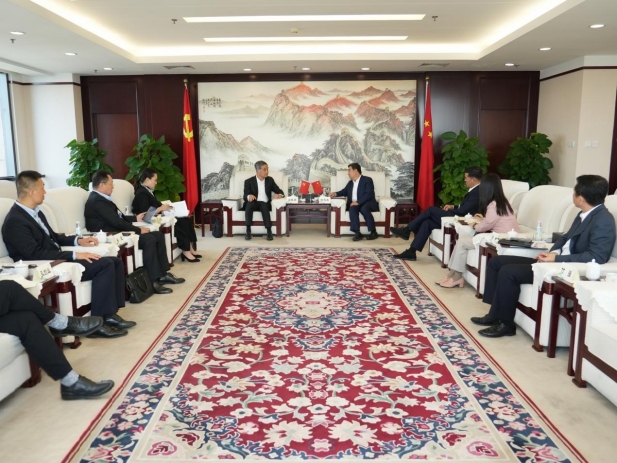 白忠泉董事長與全國政協(xié)副主席、共享基金會主席梁振英會談