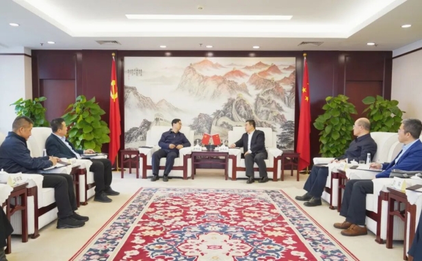 白忠泉董事長(zhǎng)與中央廣播電視總臺(tái)副臺(tái)長(zhǎng)齊竹泉會(huì)談